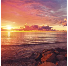 Coucher de soleil sur la mer avec des rochers au premier plan