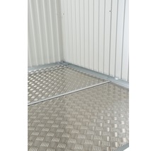 Gros plan d''une plaque de sol en aluminium à l''intérieur d''une remise.