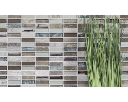 Mosaikfliesenwand mit dekorativem Gras