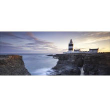 Image panoramique d''un phare sur une falaise au bord de la mer