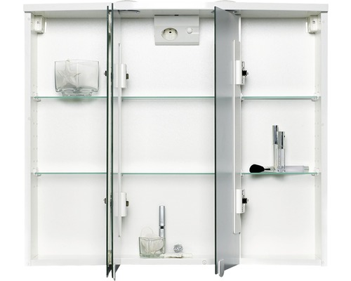 Armoire de toilette blanche avec trois portes, prise électrique et étagères en verre
