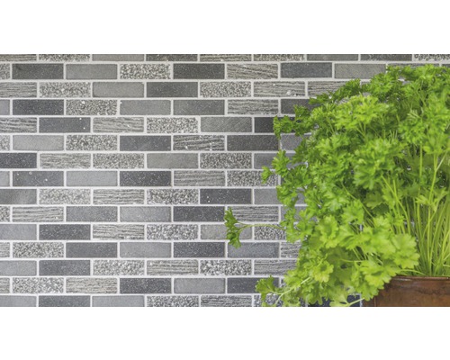 Graue Mosaikfliesenwand mit Petersilie