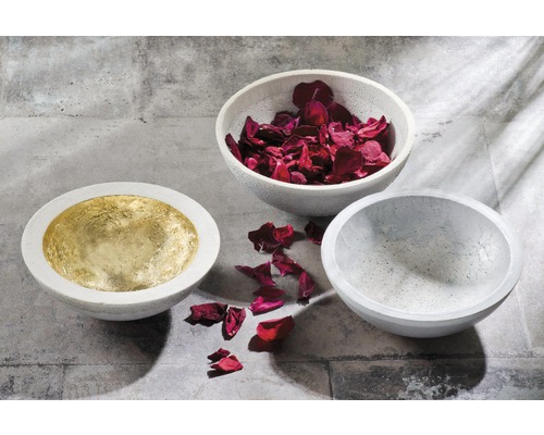 Bols décoratifs en béton, dont un rempli de pétales de rose