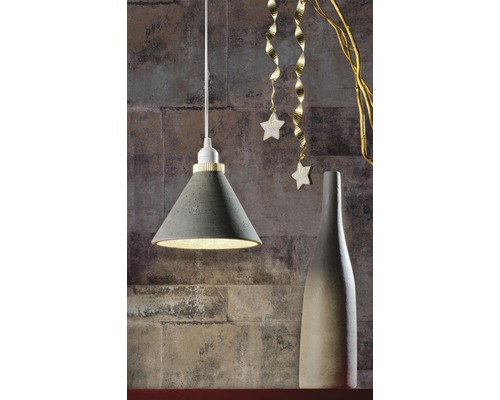 Suspension en béton à côté d''un vase et d''une décoration