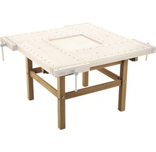 Quadratischer Hobeltisch mit vier Schraubstöcken und Ablagefläche