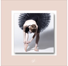 Eine Ballerina bindet ihre Ballettschuhe