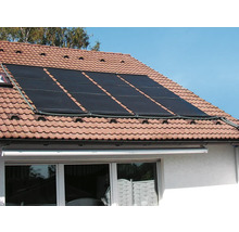 Installation solaire pour chauffage de piscine sur un toit de maison avec des tuiles