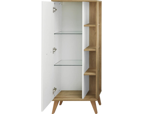 Offener Badezimmerschrank mit Glasböden und Holzdetails