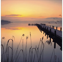 Ponton en bois sur un lac au lever du soleil