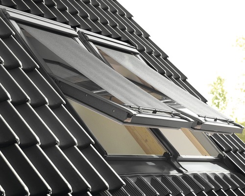 Dachfenster mit Hitzeschutzrollos auf einem Ziegeldach