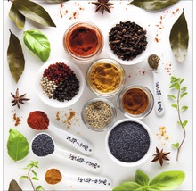 Arrangement de diverses épices et herbes dans des bols et des cuillères à mesurer