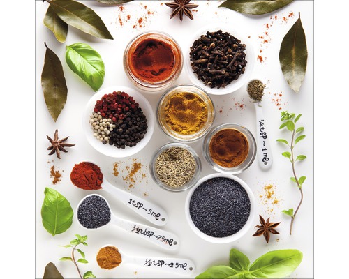 Arrangement de diverses épices et herbes dans des bols et des cuillères à mesurer