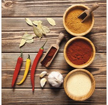 Arrangement d''épices, d''ail, de piments et de feuilles de laurier sur une surface en bois