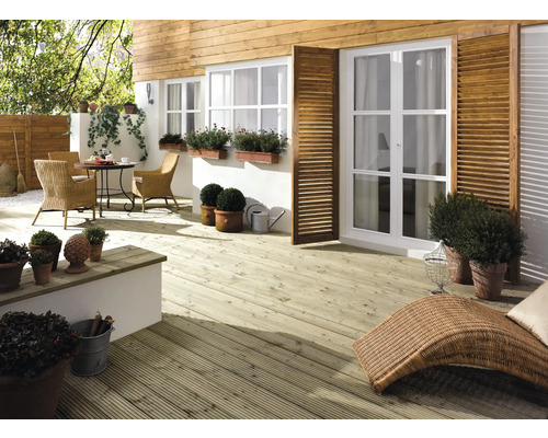 Terrasse avec terrasse en bois, mobilier de jardin et plantes