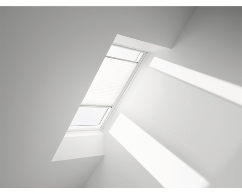 Store plissé VELUX blanc à commande manuelle FHL U10 1016S Fenêtre de toit avec store plissé dans une pièce lumineuse