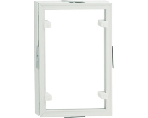 Weißer Fensterrahmen mit Beschlägen