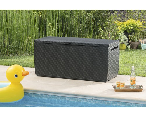 Aufnahme einer schwarzen Gartenbox aus Rattan am Pool