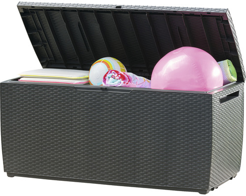 Geöffnete Gartenbox mit diversen Gegenständen wie Kissen, Handtuch und Ball