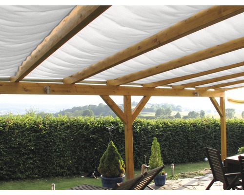 Pergola en bois avec voile d''ombrage dans le jardin