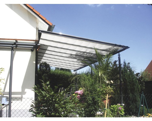 Auvent de terrasse en métal et plastique sur la maison