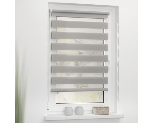 Fenêtre avec store double gris pour réguler la lumière et décorer