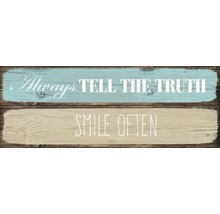 Dekoratives Holzschild mit den Aufschriften ''Always tell the truth'' und ''Smile often''.