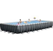 Rechteckiger Pool mit Familie und Wasserball