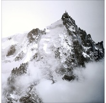Montagne enneigée avec nuages