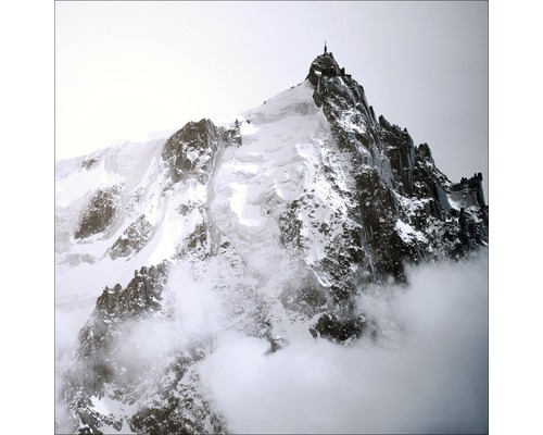 Montagne enneigée avec nuages