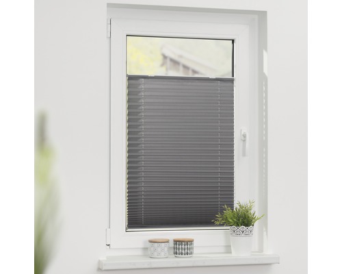 Graues Plissee-Faltstore vor einem Fenster