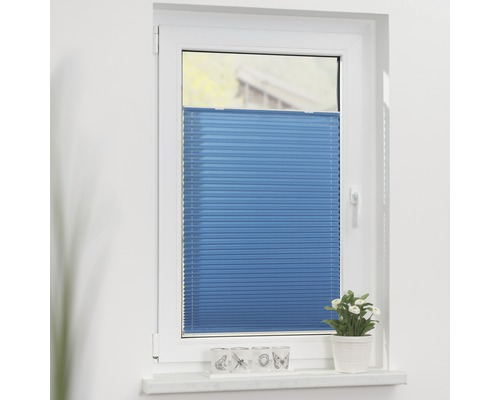 Blaues Plissee-Faltstore vor einem Fenster für Sichtschutz und Sonnenschutz