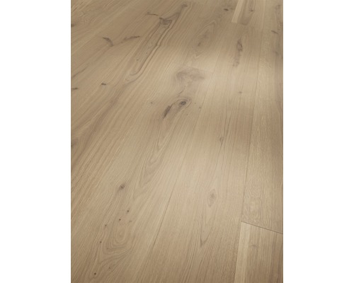 Heller Holzboden mit natürlicher Maserung.