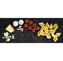 Gros plan sur des pâtes, des tomates, de l''ail et du fromage