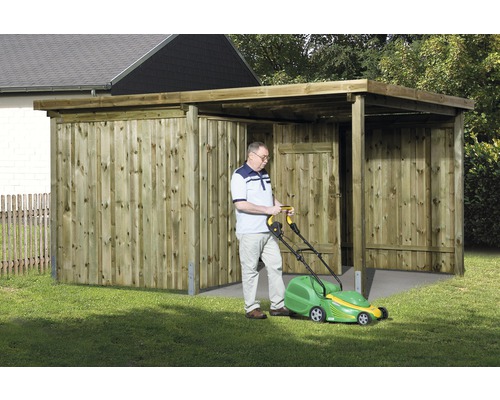 Abri de rangement weka 408 x 318 cm traité en autoclave par imprégnation Homme tondant la pelouse devant un abri en bois dans le jardin.