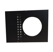 Plaque noire avec ouverture circulaire et trous