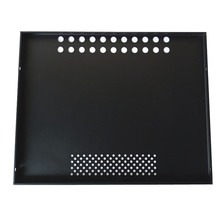 Tôle perforée noire de forme rectangulaire avec plusieurs trous pour la ventilation.