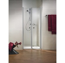Badezimmer mit gefalteter Duschkabine, Duschkopf und Handtüchern