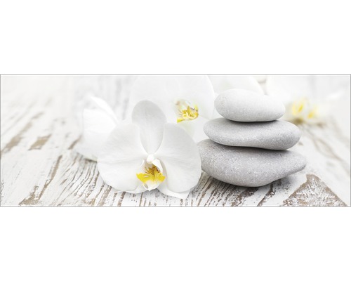 Dekorative Steine mit Orchideenblüten auf einem Holztisch