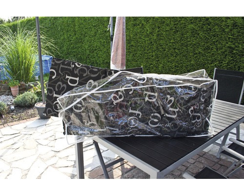 Coussins de meubles de jardin dans un sac de rangement transparent sur une table de jardin