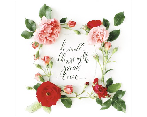 Arrangement décoratif avec des roses et l''inscription ''Faites de petites choses avec beaucoup d''amour''