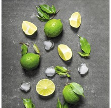 Frische Limetten mit Eiswürfeln und Blättern