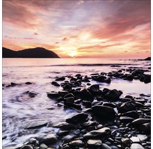 Un paysage côtier avec des rochers et un coucher de soleil.