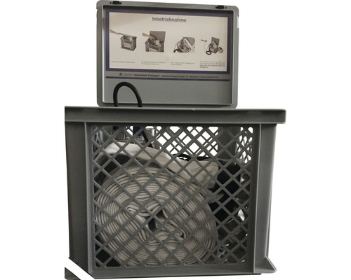 Kunststoffkiste mit aufgerolltem Schlauch und einer Anleitung zur Inbetriebnahme