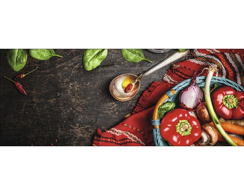 Nature morte avec des légumes, des herbes et des épices sur une table