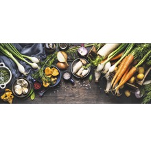Arrangement d''ingrédients frais tels que des carottes, des oignons et des champignons sur une table en bois.