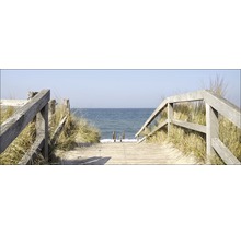 Holzweg zum Strand mit Geländer und Strandhafer