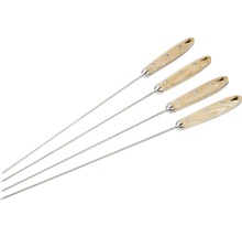 Vier Grillspieße aus Holz und Metall