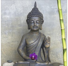Statue de Bouddha avec bambou et orchidée comme décoration
