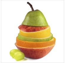 Fruits empilés composés de poire, pomme, citron, citron vert, orange et pêche, avec des raisins