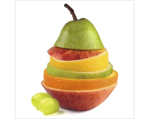 Fruits empilés composés de poire, pomme, citron, citron vert, orange et pêche, avec des raisins